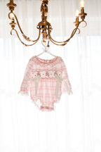 Mono de ballet fruncido en rosa y blanco con lazos laterales