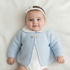 Conjunto de tres piezas de punto para recién nacido - azul claro y blanco