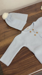 Conjunto de tres piezas de punto para recién nacido - azul claro y blanco